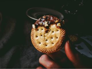 12、快手十分钟的 冰淇淋夹心饼干,撒上花生碎