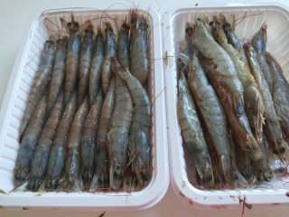 2、麻辣干锅虾,基围虾两盒。