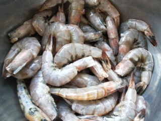 5、麻辣干锅虾,加入料酒白胡椒淹制。