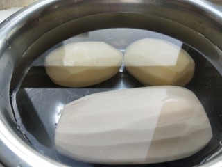 6、麻辣干锅虾,土豆去皮，莲藕去皮。