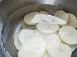 7、麻辣干锅虾,土豆切片泡水。