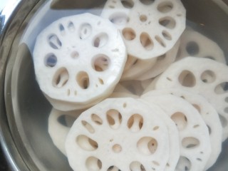 8、麻辣干锅虾,莲藕切片泡水。