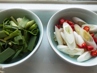 9、麻辣干锅虾,葱姜蒜切好，加两个小米椒。蒜苔切成段。