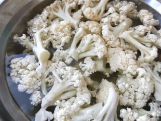 11、麻辣干锅虾,花菜掰小朵泡水洗干净。