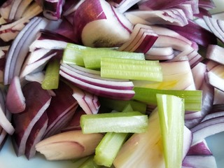 12、麻辣干锅虾,洋葱切块，芹菜切段在一起。