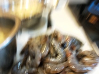 13、麻辣干锅虾,锅中倒油烧热，倒入虾。