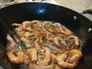 14、麻辣干锅虾,炸出虾油出来即可。