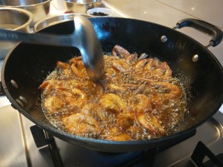 15、麻辣干锅虾,外皮酥脆捞出来。