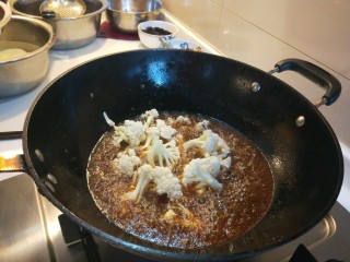 16、麻辣干锅虾,倒入花菜炸制两分钟。