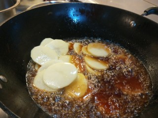 17、麻辣干锅虾,倒入土豆片。