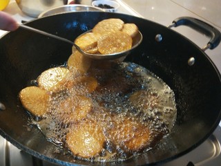 18、麻辣干锅虾,炸制金黄捞出来。