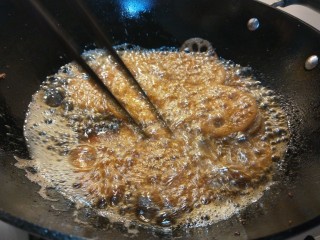 19、麻辣干锅虾,倒入莲藕片。