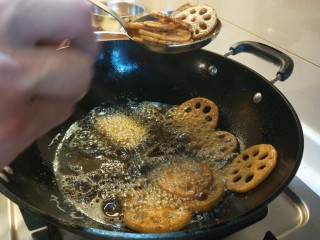 20、麻辣干锅虾,炸制金黄捞出来。