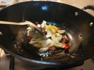 21、麻辣干锅虾,把油倒出来留下适量的油，倒入葱姜蒜。