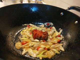 22、麻辣干锅虾,加入麻辣香锅料。