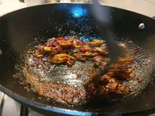 23、麻辣干锅虾,加入郫县豆瓣酱炒均匀。