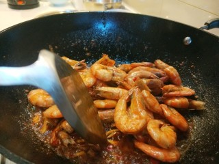 24、麻辣干锅虾,倒入虾好的虾。