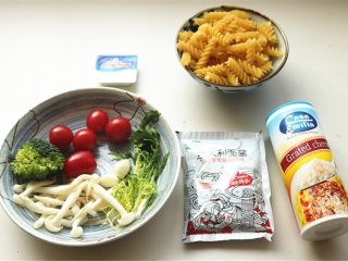 1、番茄罗勒意面,准备好所有材料和酱料。