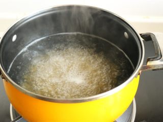 4、番茄罗勒意面,加一点点盐和油，下入意面，根据包装上提示煮熟。