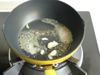 7、番茄罗勒意面,炒锅放入黄油，小火加热，黄油很快融化，下入蒜片爆香。