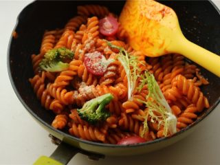 12、番茄罗勒意面,撒一些干酪粉即可食用。