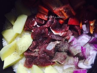 8、快手餐—黑椒牛肉饭,淋入食用油