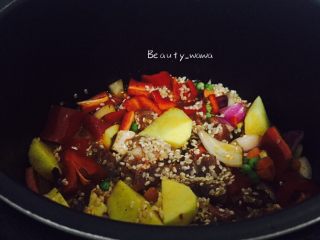 12、快手餐—黑椒牛肉饭,放入电饭煲，加盖，开启煮饭功能