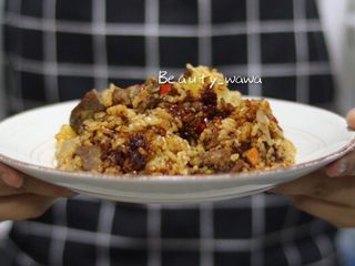 14、快手餐—黑椒牛肉饭,煮好的米饭先别开盖，稍微放置几分钟，待电饭煲自动放气，米饭水分蒸发下，再盛出装盘即可。开吃吧，可爱的你！