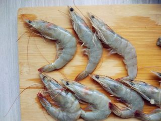 1、奶酪蝴蝶虾饭团,虾洗净，去头