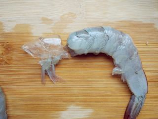 3、奶酪蝴蝶虾饭团,前边两节壳一撸就可以剥掉了