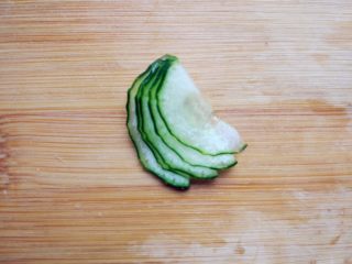 14、奶酪蝴蝶虾饭团,烤的同时，将黄瓜切成如图的花刀