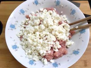 1、鲜肉大汤圆,猪肉剁成末后放入切成小粒的荸荠。