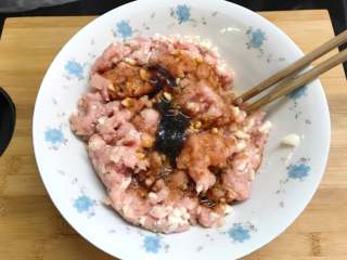 2、鲜肉大汤圆,加入料酒、生抽、蚝油等调料拌匀。