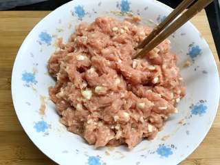 3、鲜肉大汤圆,加少许水顺一个方向打上劲待用。