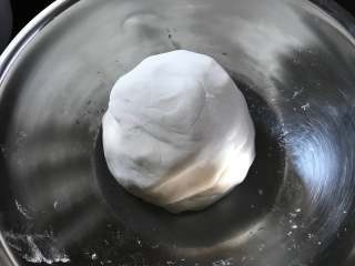 4、鲜肉大汤圆,糯米粉加开水揉成软硬合适不粘手的团。