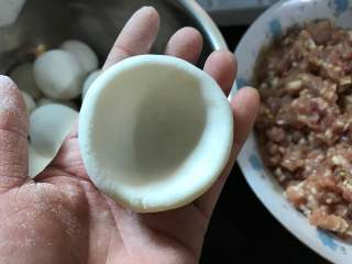6、鲜肉大汤圆,取一个剂子捏成碗状。