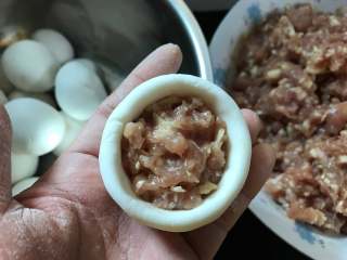 7、鲜肉大汤圆,包入适量肉馅。