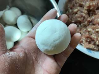 8、鲜肉大汤圆,慢慢用虎口收拢后捏紧收口。