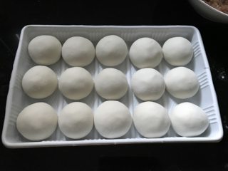 9、鲜肉大汤圆,全部做好后码入容器。