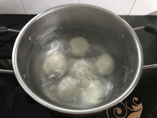 11、鲜肉大汤圆,放入包好的汤圆。
