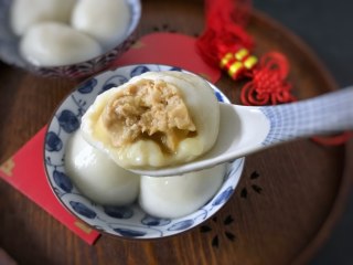 13、鲜肉大汤圆,皮薄馅多，一口咬下去，满嘴全是汤汁肉馅.