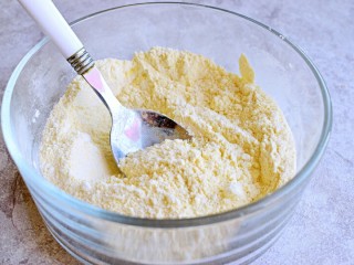 3、奶香玉米饼,混合拌匀