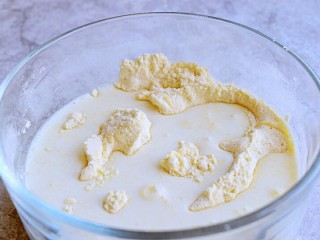 4、奶香玉米饼,加入牛奶