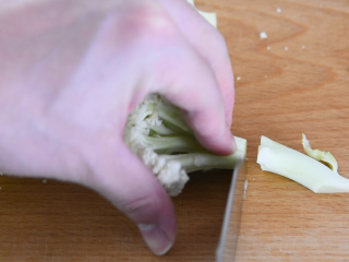 2、饭店必点的干锅花菜，是这么做出来的！,改刀切去花菜较硬部分