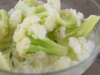 4、饭店必点的干锅花菜，是这么做出来的！,汆熟后，过凉水