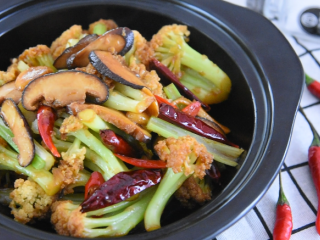 11、饭店必点的干锅花菜，是这么做出来的！,转大火翻炒至均匀上色，盛出即可