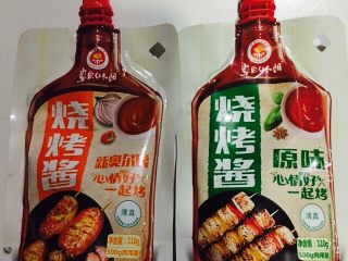 3、美味酱香饼,准备烧烤酱根据自己口味选择原味或者奥尔良口味还有香辣口味的又或者每样都放一点!酱香饼的酱还可以自己动手调制:蒜蓉酱一代,烧烤酱一代,甜面酱一代,海天黄豆酱一小碗,白糖两勺,食用油30g放锅内烧热放各种酱熬开放白糖白芝麻也可以加入两勺老干妈豆豉然后熬开!放冰箱随时可以用卷饼夹馍时候放也很好吃哒!