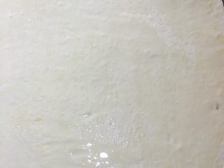 8、美味酱香饼,放食用油抹匀