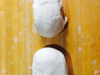 11、美味酱香饼,把两段卷起来的面团每个折三折做成面团