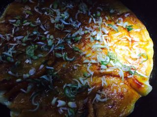 16、美味酱香饼,撒上切好的葱花